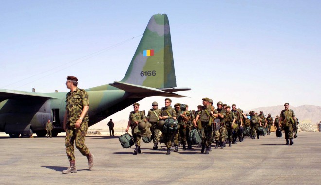 EROI UMILIȚI. Repatrierea militarilor români din Afganistan, bătaie de joc - 1305010829militar-1405235620.jpg