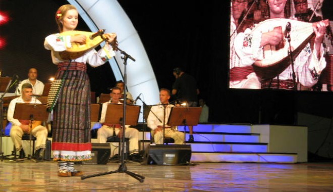 Un dobrogean, la Festivalul Național al Cântecului și Dansului Popular Românesc - 1314836136festivalulmamaia2011fo-1346160443.jpg