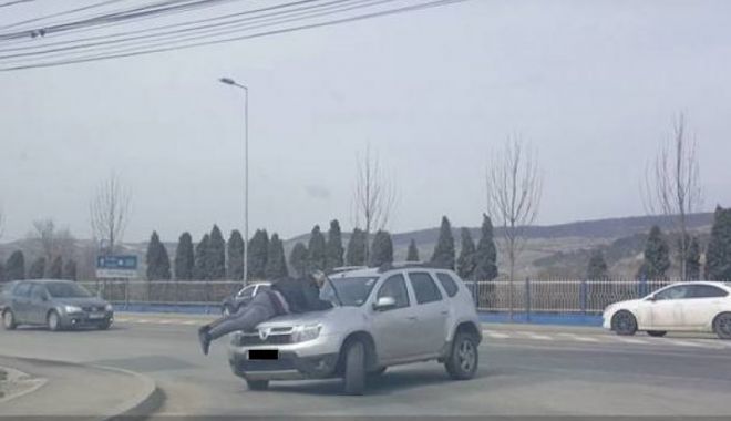 SCENE TERIBILE ÎN TRAFIC. BĂRBAT PLIMBAT PE CAPOTA UNEI MAȘINI - 13171491152206685108620fav-1522135380.jpg