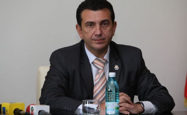 Prefectul Palaz a depus o coroană de flori la funeraliile lui Francisc Paloși - 1319543103-1322829045.jpg