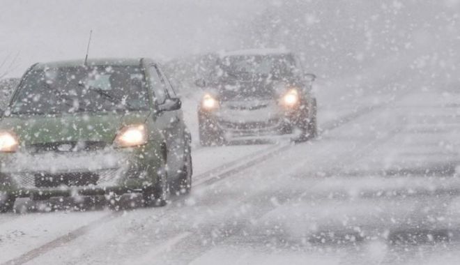 Infotrafic: Circulaţia este oprită între Novaci şi Rânca din cauza ninsorii viscolite