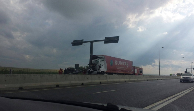 ACCIDENT RUTIER la urcarea pe A4. Un TIR a intrat într-un stâlp - 13340654113407849328160215000118-1464884529.jpg