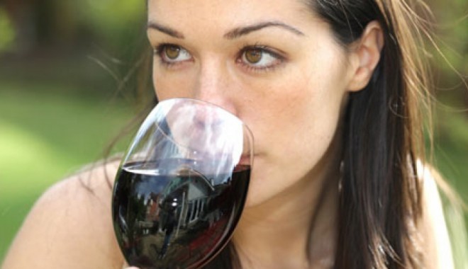 Cât alcool poate să bea o femeie? - 1348549203femeialcool35415500-1352320614.jpg
