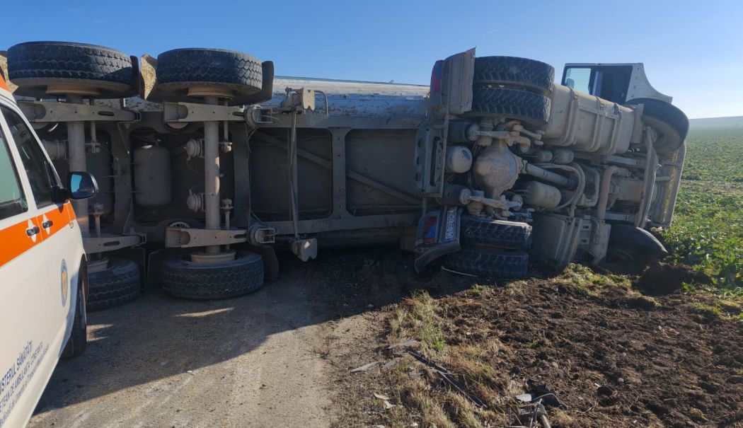 Tir răsturnat pe carosabil, la ieșirea din Mihail Kogălniceanu - 138b667c3762441bad676e03f33c877a-1737115826.jpg