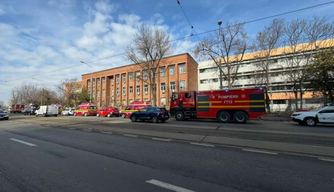 Elevi evacuaţi dintr-un liceu, după ce s-a folosit un spray paralizant; mai multe victime, transportate la spital