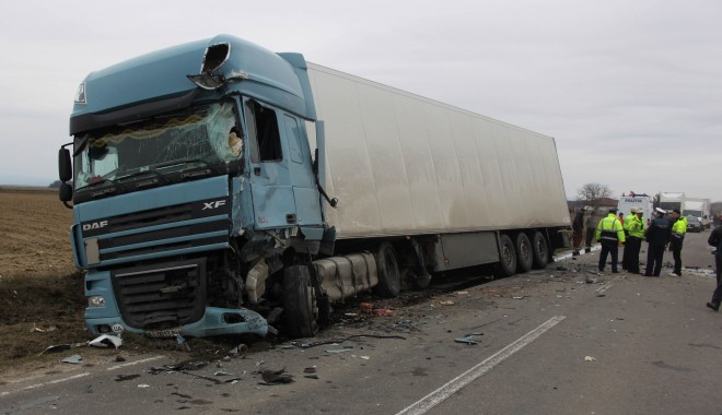 ACCIDENT RUTIER MORTAL în drum spre CONSTANȚA / S-a izbit cu mașina de un TIR - 13februarieaccidentspretulcea-1392279811.jpg