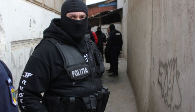 JAF CA ÎN FILME / Au fost reținuți patru suspecți. Seiful furat nu a fost găsit - 13februariejafmedgidiapostaretin-1392301441.jpg