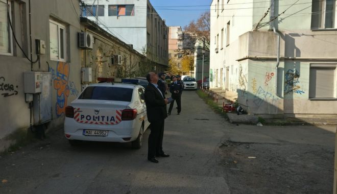 Pasiune…macabră! Un tânăr se tot urcă pe clădiri și amenință că se sinucide! - 13novsinucigas-1573630625.jpg