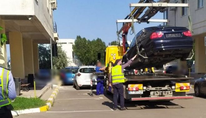 S-a întâmplat la Constanţa! Doi turiști au demontat plăcuțele de înmatriculare ale mașinilor. Iată cu ce scop - 14-1659087250.jpeg