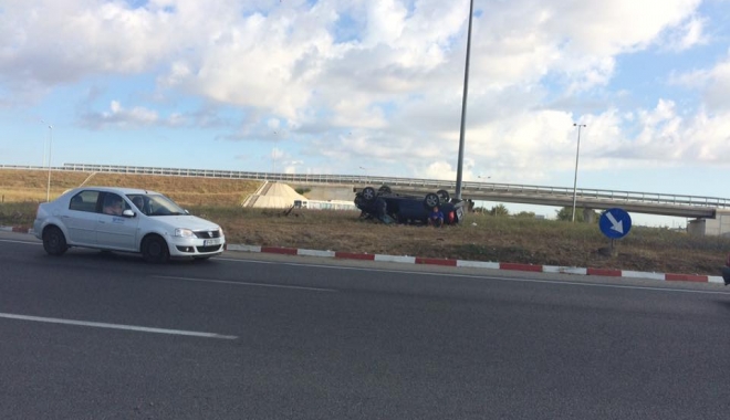 Accident rutier la Constanța. MAȘINĂ RĂSTURNATĂ CHIAR ÎN SENSUL GIRATORIU DE LA AGIGEA - 14045563107932744545463453157853-1472192934.jpg