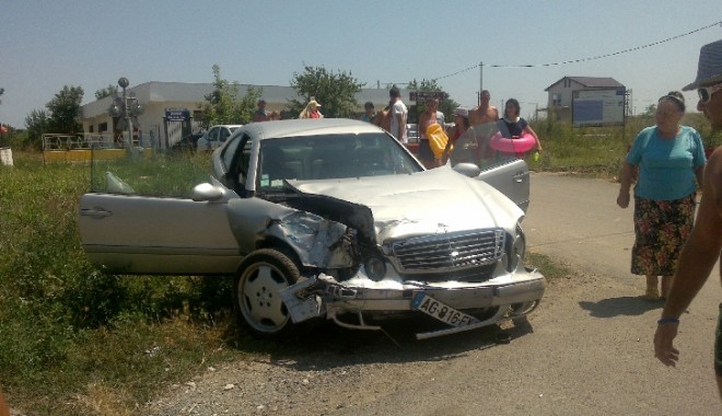 O mașină a fost lovită de tren, la Costinești - 1407201278100159400-1342267167.jpg