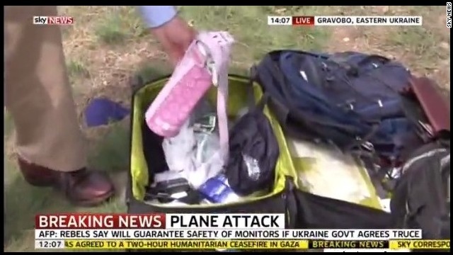 Plângeri împotriva unui jurnalist de la Sky News care a umblat în bagajele victimelor MH17 - 140721030310skynewsmh17luggagest-1406030069.jpg