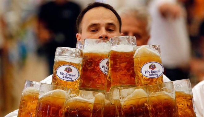 Un german și-a doborât propriul record mondial la cărat halbe de bere - 140908beergermany5avideonbcnewsu-1504507430.jpg
