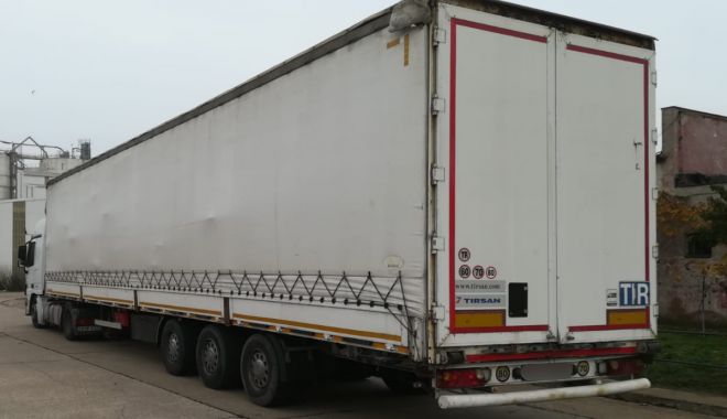 Autocamion plin cu bunuri 