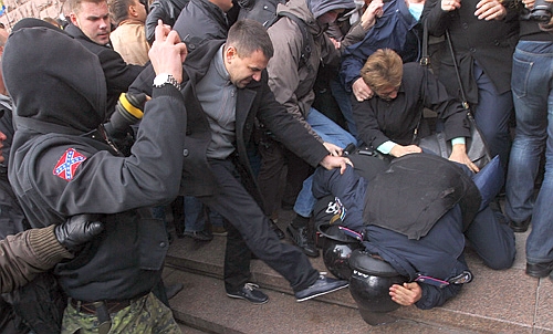 Incidente violente la Kiev între poliție și manifestanți, la sediul Guvernului - 142088142088kiev-1385306875.jpg