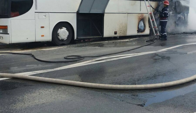UPDATE. Arde un autobuz la Ștefan cel Mare - 14215300119293086406303119448563-1472638204.jpg