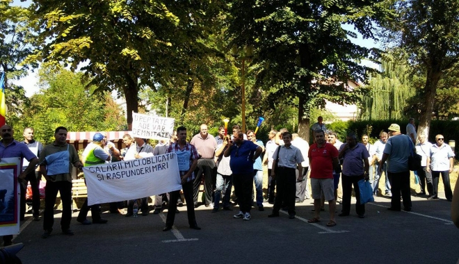 Foto - Video. Protest de amploare al sindicaliștilor RATC. Se cere schimbarea conducerii - 14215715102076323521917664783511-1472808101.jpg