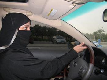 Biciuită pentru că a condus o mașină - 143320533women20driving20in20sau-1317138506.jpg