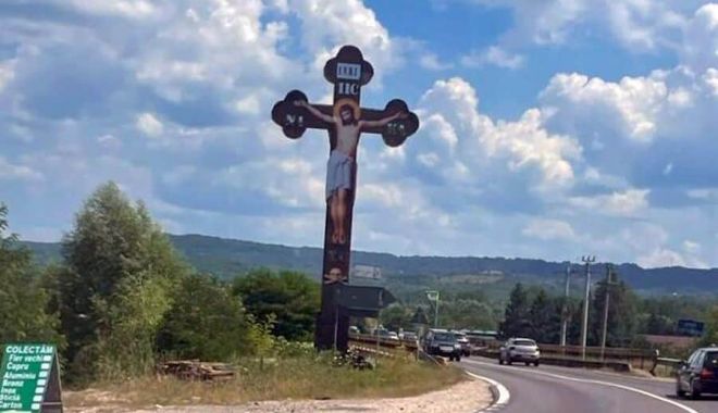 Misterul crucilor uriașe de pe DN7, parțial dezlegat