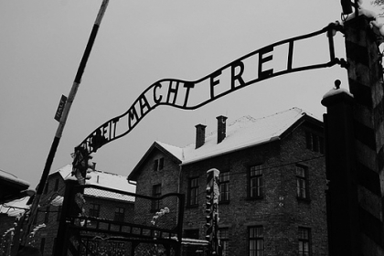 Dat în judecată după ce a pictat cu cenușă umană, furată dintr-un lagăr nazist - 144630articol-1355064436.jpg