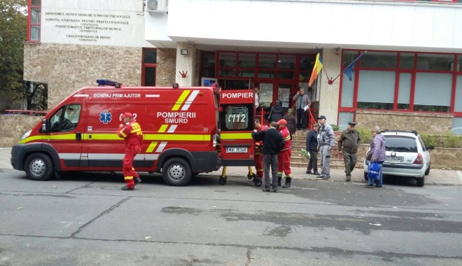 Aglomerația de la Casa de Pensii Constanța face victime. Femeie preluată de SMURD - 14800291111951980480142215029402-1477296389.jpg