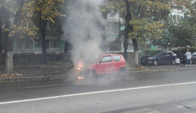 Galerie foto. Arde o mașină în Constanța - UPDATE - 14894548112314907110516215607515-1477563594.jpg
