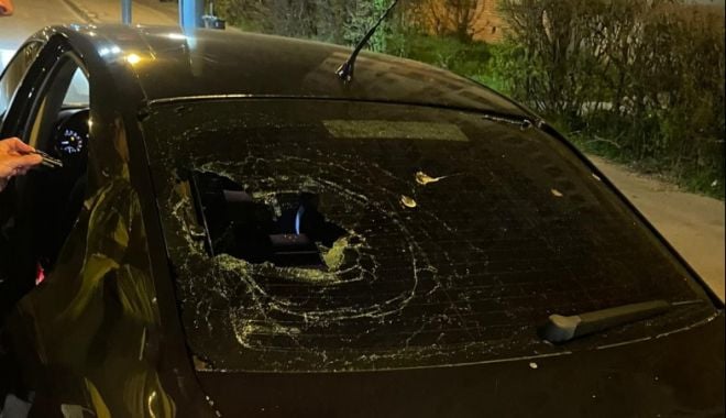 ALTERCAȚIE ÎN MIEZ DE NOAPTE! Un taximetrist a ATACAT o mașină de BOLT! - 14apraltercatieubertaxi-1618398395.jpg