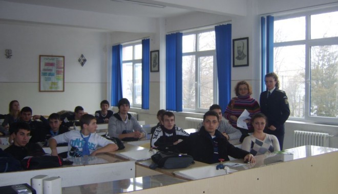 Sfaturi de la polițiști despre droguri și accidente rutiere - 14februariestopteribilismului-1329210795.jpg