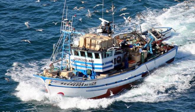 LA UN PAS DE MOARTE! 14 pescari au trecut prin clipe de coșmar - 14pescariaufostsalvati-1445852350.jpg