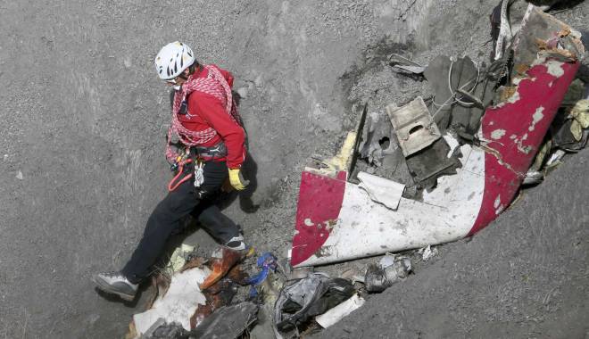 Accident Germanwings. Fișa medicală a lui Andreas Lubitz, predată procurorilor - 150330germanwingsseachjsw02422p2-1427724487.jpg