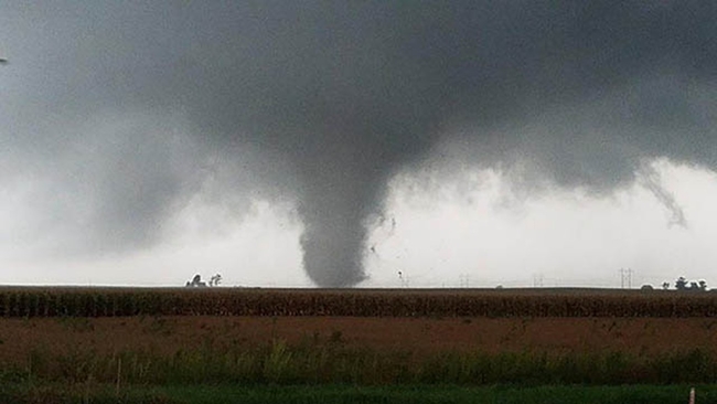 Statul Illinois, lovit de 22 de tornade! Sunt zeci de victime - 1505770tornado2-1543834462.jpg