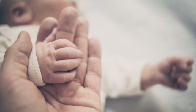 O BANALĂ JOACĂ ÎNTRE O MAMĂ ȘI BEBELUȘUL EI, TRANSFORMATĂ ÎN TRAGEDIE. Medicii au constatat decesul celui mic - 151429child97579400-1487747389.jpg