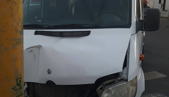 Galerie foto. Un microbuz MAI s-a izbit într-un stâlp, la Constanța, după un accident cu un autoturism - 15397768129064752429136413453908-1481121906.jpg
