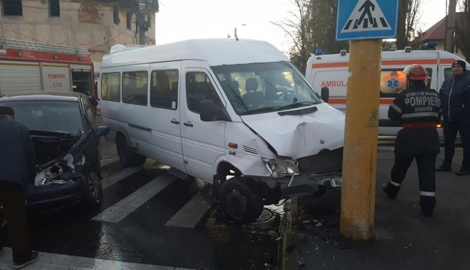 Galerie foto. Un microbuz MAI s-a izbit într-un stâlp, la Constanța, după un accident cu un autoturism - 15398866129064759429135710457511-1481121912.jpg