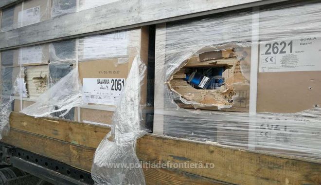 Mii de baxuri cu pachete de țigări, disimulate în colete cu rigips, ascunse în două automarfare - 1542802788346012s4-1542804551.jpg
