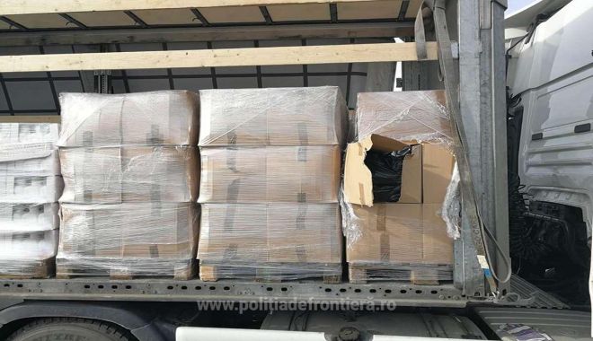 O tonă de tutun, ascunsă printre cutii cu detergenți lichizi, confiscată la frontieră - 155254798151petea11s4-1552551018.jpg