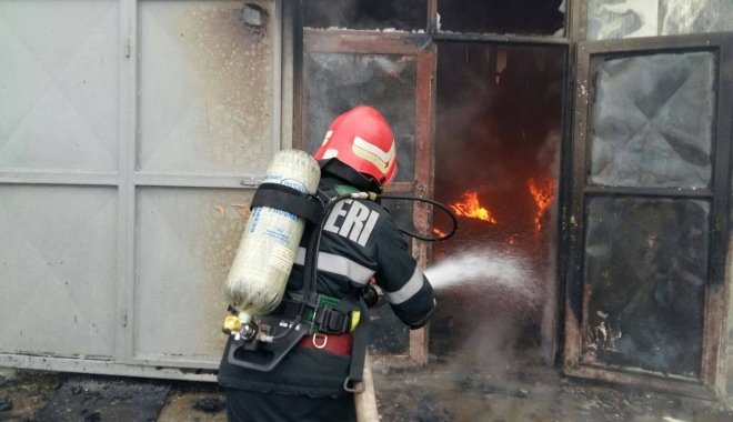 FOTO-VIDEO / Incendiu PUTERNIC în Constanța! PERICOL DE EXPLOZIE, DIN CAUZA MOTORINEI DINĂUNTRU - 15540203130097928992485486117758-1481876426.jpg