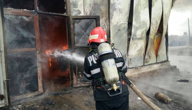 FOTO-VIDEO / Incendiu PUTERNIC în Constanța! PERICOL DE EXPLOZIE, DIN CAUZA MOTORINEI DINĂUNTRU - 15540374130097934325818219476740-1481876435.jpg