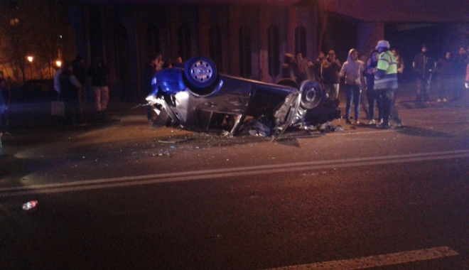 Galerie FOTO/VIDEO. Accident rutier în Constanța. Mașină răsturnată, patru victime - 15555494130320537303557920890702-1482092695.jpg