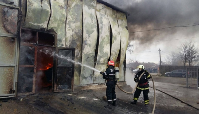 FOTO-VIDEO / Incendiu PUTERNIC în Constanța! PERICOL DE EXPLOZIE, DIN CAUZA MOTORINEI DINĂUNTRU - 15608794130097936659151333478154-1481876570.jpg