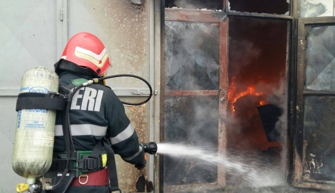 FOTO-VIDEO / Incendiu PUTERNIC în Constanța! PERICOL DE EXPLOZIE, DIN CAUZA MOTORINEI DINĂUNTRU - 15608799130097928325818821141806-1481876565.jpg