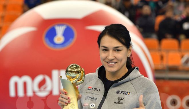 Cristina Neagu a primit trofeul de cea mai bună jucătoare a lumii în anul 2018 - 1575282814592-1575286826.jpg