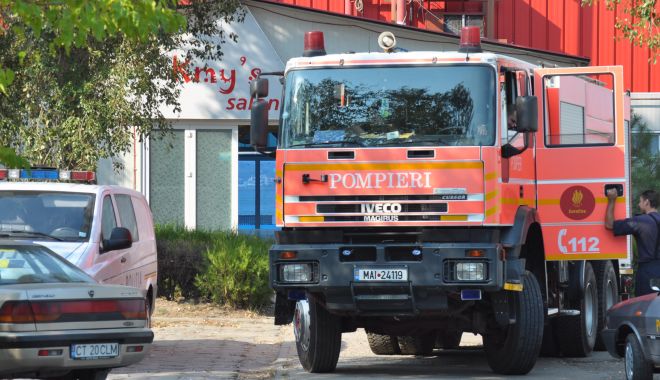 INCENDIU VIOLENT. Douăsprezece persoane EVACUATE dintr-un bloc din Năvodari - 15aprincendiu-1586954336.jpg