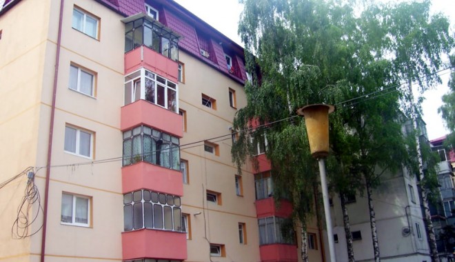 Locatarii, obligați de asociații să aprobe mansardarea blocului? - 15decfondbun-1323961169.jpg