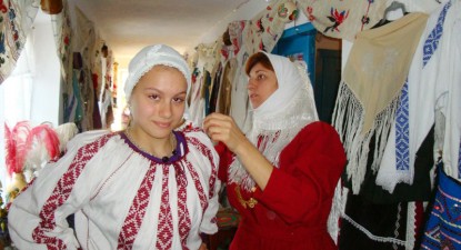 Costume populare de 100 de ani, la muzeul privat al Paraschivei - 15fec8cc407cfa321a7d12ceace60001.jpg