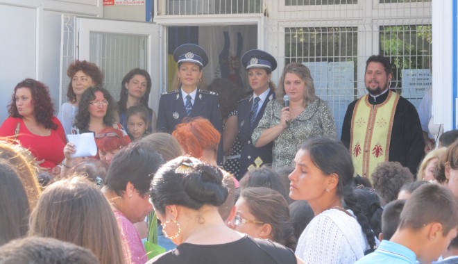 Galerie FOTO. Polițiștii, prezenți la începerea anului școlar - 15septembriedebutanscolar-1410784589.jpg