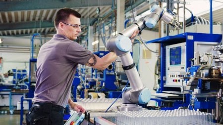 Roboții colaborativi în serviciul depozitelor - 1600pxcolourbox280357081-1626331519.jpg