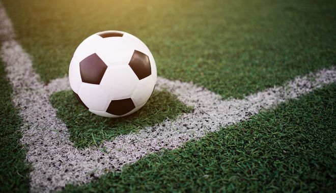 Situație fără precedent! Arbitru din Premier League, dat afară pentru că nu a validat un gol - 1624009544soccerballwhitelinesta-1676707924.jpg