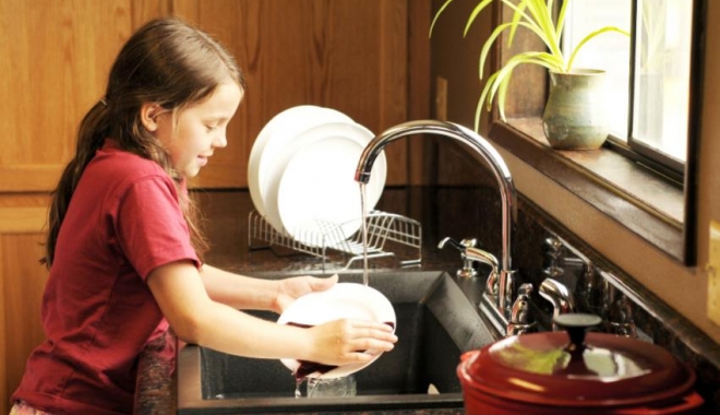 Avarie RAJA. Vezi aici când vine apa rece în localitatea Agigea - 164199850x563r1girldoingdishes-1495526615.jpg
