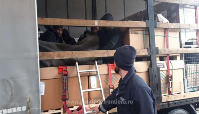 Poliţia Română: Nouă migranţi afgani, găsiţi ascunşi într-un automarfar încărcat cu diverse bunuri - 164430833643215795s4-1644314918.jpg